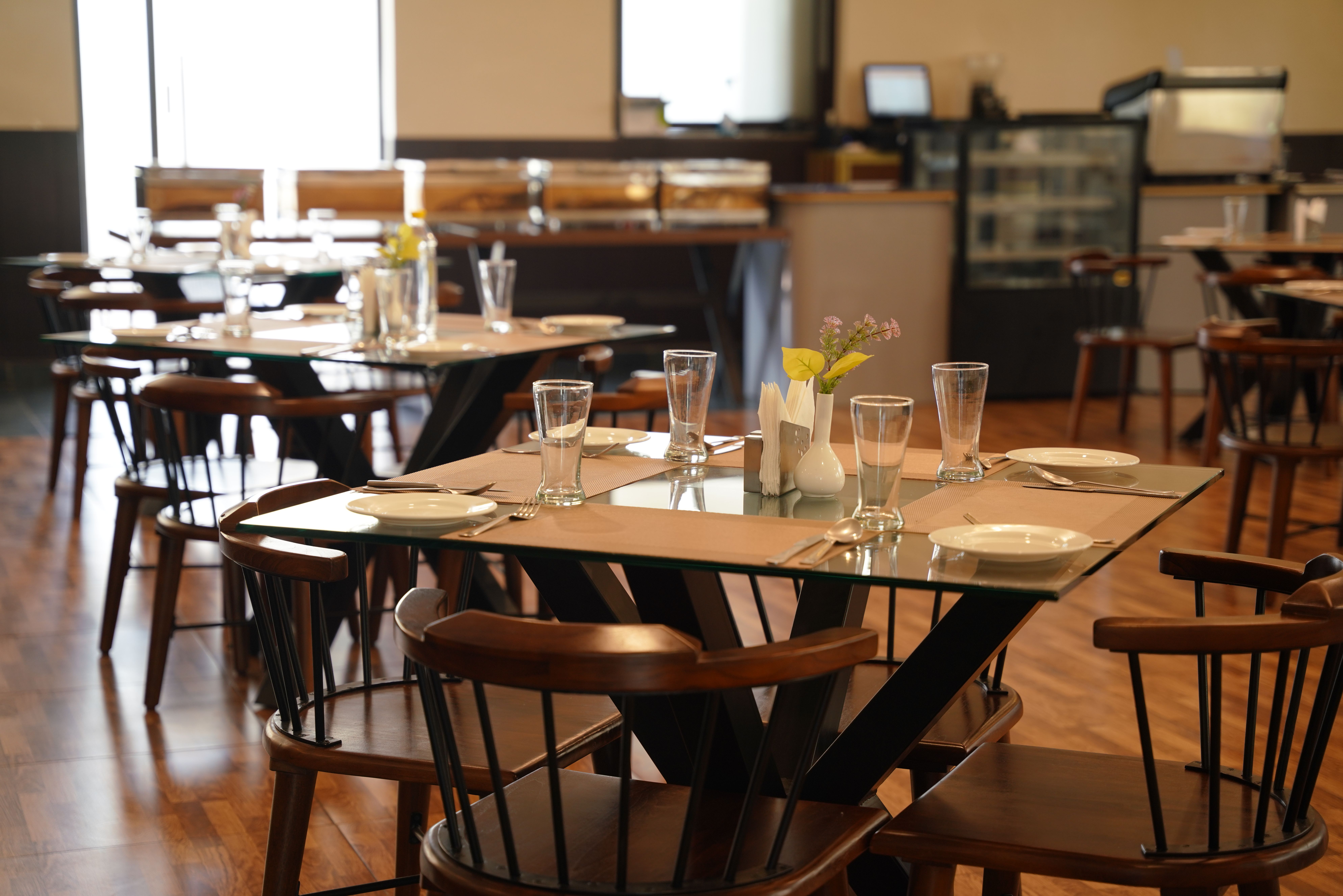Připravený interiér restaurace na novou sezónu